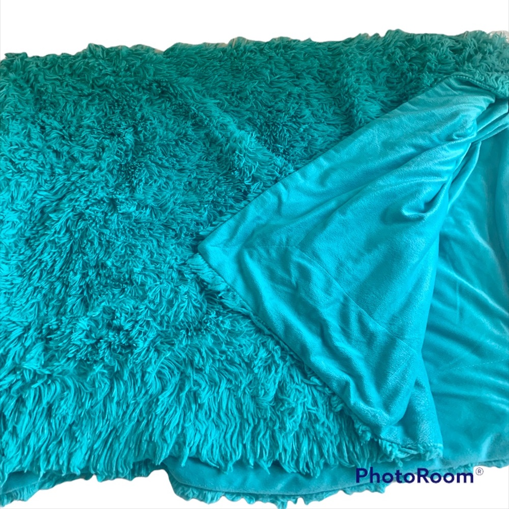 Shaggy Faux Fur Turquoise Fleece Back Throw Blanket